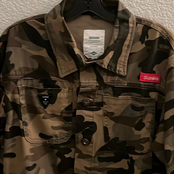 SUPREMS NWOT MENS JEAN CAMO BUTTON DOWN SHIRT SIZE MEDIUM - Picture 3 of 6